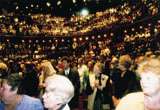 Vista de una sala de conciertos alborotado de gente