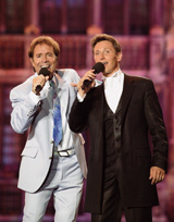 Helmut cantando con Cliff Richard