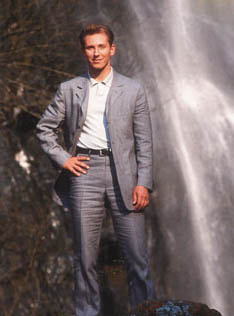 Helmut al lado de una cascada